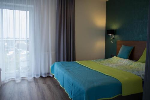 Posteľ alebo postele v izbe v ubytovaní Apartament z widokiem na morze - Apartament Turkusowy