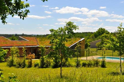 une maison avec une piscine dans une cour dans l'établissement Domaine des Bories, à Sorges