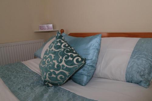 
A bed or beds in a room at Ladywood House Bed and Breakfast
