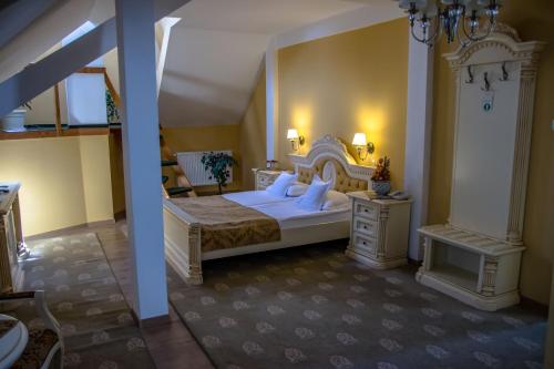 Tempat tidur dalam kamar di Hotel Astoria