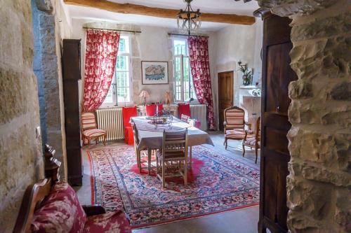 une salle à manger avec une table et des chaises dans une pièce dans l'établissement Mas des carnassoles, à Carnas