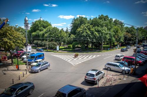 a group of cars parked in a parking lot at Hotel Astoria in Satu Mare