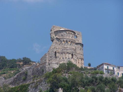 a tall building on top of a hill at Appartamento Rosa in Scala