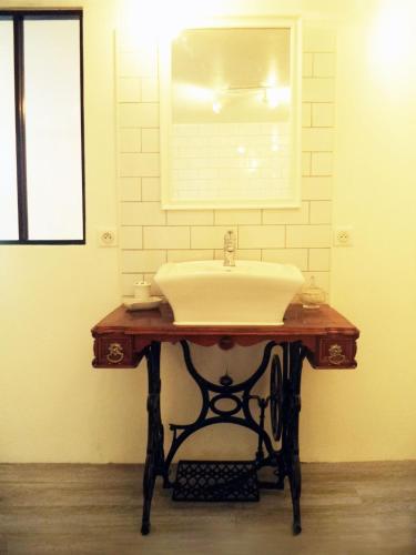 une salle de bain avec un lavabo et un miroir dans l'établissement La Gauviniere, à Liez