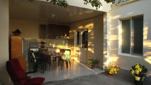 cocina y sala de estar con mesa y sillas en Merabi and Neli Guest House, en Makhinjauri