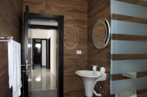 Flo Apartments tesisinde bir banyo