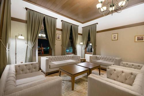 a living room with couches and a coffee table at Sarıkonak Boutique & Spa Hotel Amasya in Boğazköy