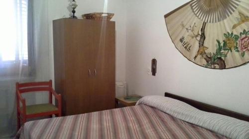 VillagraziaにあるLa Casa Difronteのベッドルーム1室(ベッド1台、壁掛け鏡付)