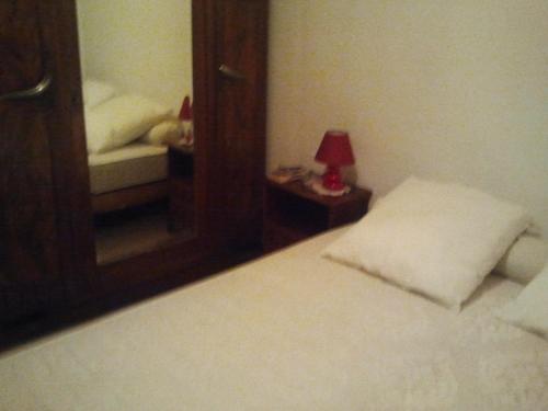 アンティーブにあるVilla Manéのベッドルーム(鏡、ベッド、ランプ付)