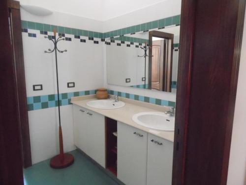 ポルト・チェザーレオにあるB&B Itacaのバスルーム(洗面台2台、鏡付)