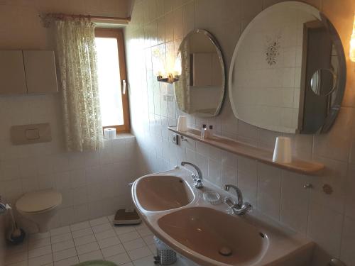 Ett badrum på Gästehaus Meran