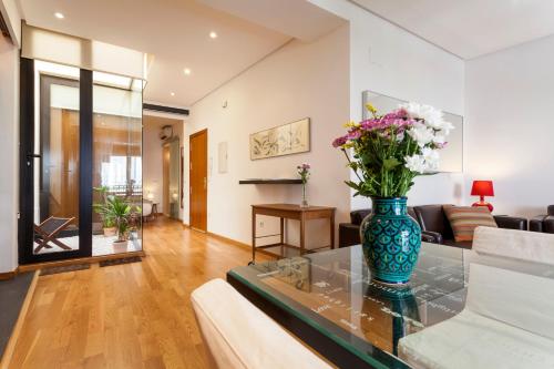 Artist's Charming Design - Space Maison Apartments