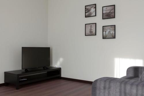 a living room with a tv and a couch at Vale de Lourinhã - Casas de Campo in Lourinhã