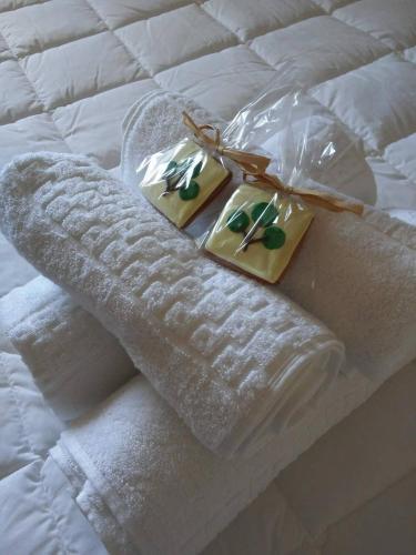 a pair of towels on a bed with at Flat Theobald in Três Coroas