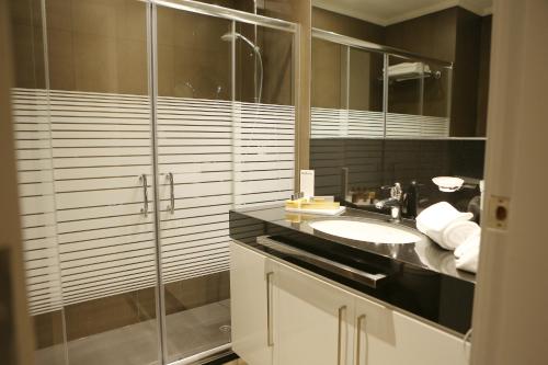 Ванна кімната в ParkTower Suites