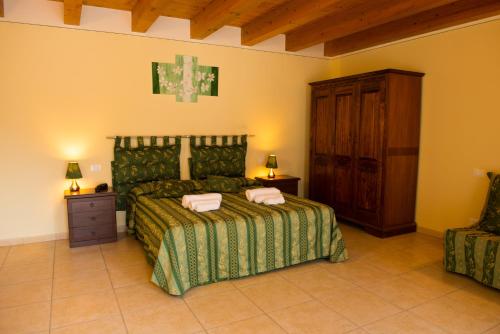 a bedroom with a bed with two towels on it at B&B Le Murette in Affi