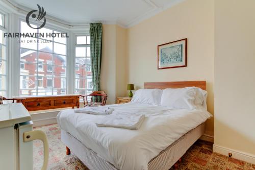 מיטה או מיטות בחדר ב-Fairhaven Hotel