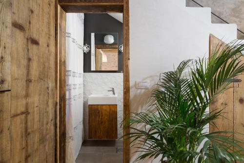 a bathroom with a sink and a mirror at Casa Pharus in Bale