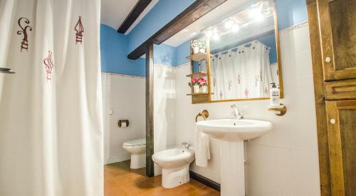 a bathroom with a sink and a toilet at Casa La Herradura in Royuela