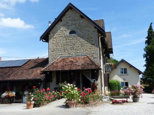 La FertéにあるLa Source D'Argammetの花の前に建つ古い石造りの建物