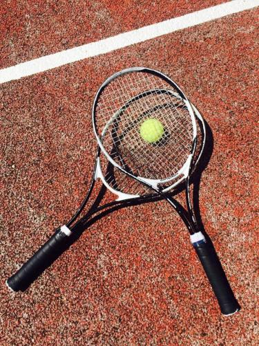 Tenis dan/atau kemudahan skuasy di Novotel Fontainebleau Ury atau berdekatan