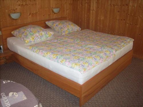 ein Bett mit zwei Kissen auf einem Zimmer in der Unterkunft Bungalow Bansin in Bansin