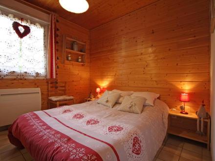 ジェラールメにあるLes Chenes Rougesの木造キャビン内のベッド1台が備わるベッドルーム1室を利用します。
