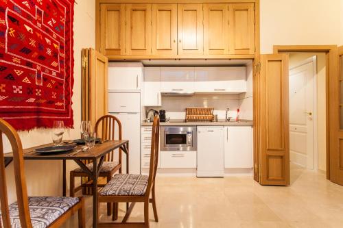 une cuisine avec une table et une salle à manger dans l'établissement Bedouin Chic Rooftop - Space Maison Apartments, à Séville