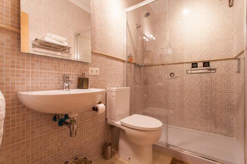 セビリアにあるBedouin Chic Rooftop - Space Maison Apartmentsのバスルーム(トイレ、洗面台、シャワー付)