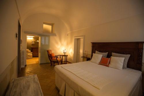 una camera con un grande letto e un tavolo di Giardini 82 B&B a Gravina in Puglia