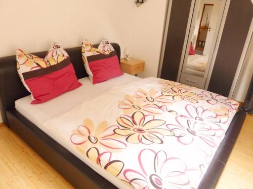 a bedroom with a bed with a flower design on it at Am-Immenweg in Bad Fallingbostel
