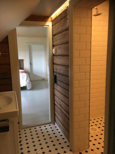 a bathroom with a door leading to a bedroom at Guesthouse Kumpunen in Petäjävesi