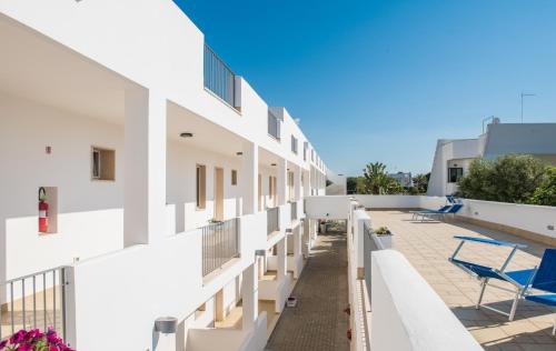 Blick auf den Balkon eines Gebäudes mit Stühlen in der Unterkunft Donnosanto Residence in Torre Santa Sabina