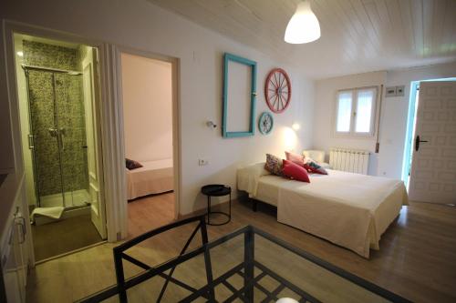 um quarto de hotel com uma cama e uma casa de banho em Las Casitas em Santander