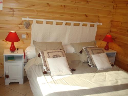 Saint-NabordにあるChalet Les Ecureuilsのベッドルーム1室(ベッド1台、テーブルにランプ2つ付)