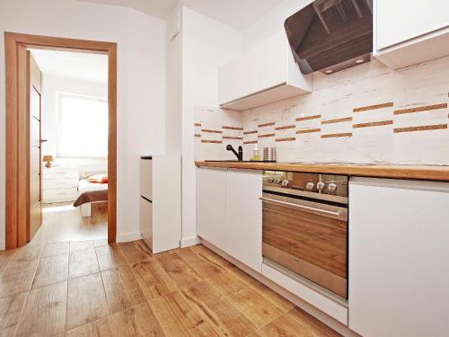 Virtuvė arba virtuvėlė apgyvendinimo įstaigoje Apartamenty Sun&Sea