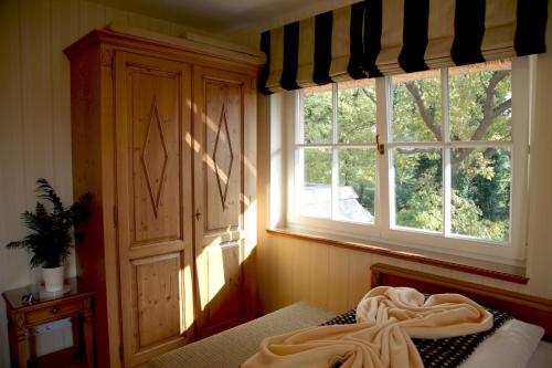 a bedroom with a bed and a window at Romantik Hotel Namenlos in Ahrenshoop