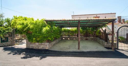a pergola in a yard with a fence at Casa Vacanze Li Galli in Sant'Agnello