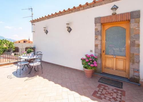 a patio with a wooden door and a table and chairs at Casa Vacanze Li Galli in Sant'Agnello