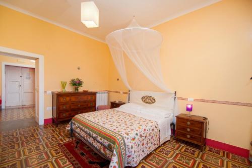 a bedroom with a bed and a dresser at Casa Vacanze Li Galli in Sant'Agnello