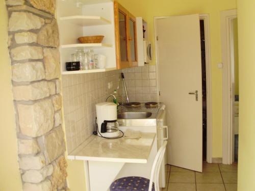una pequeña cocina con fregadero y encimera en Campari Panzió, en Gyenesdiás
