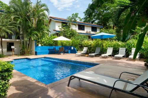 Poolen vid eller i närheten av Tamarindo Blue Apartments