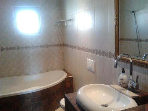 Sunshine apartment tesisinde bir banyo