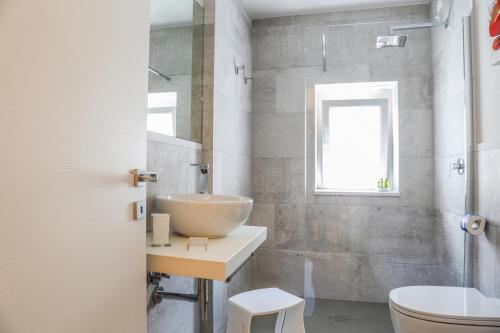 uma casa de banho com um lavatório e um WC em B&B Dei Raselli em Guardiagrele