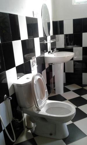 a bathroom with a toilet and a sink at Akiko Rest in Nuwara Eliya