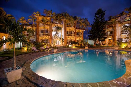 a large swimming pool in front of a building at Hotel Voramar in Sosúa