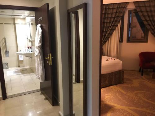 łazienka z prysznicem oraz sypialnia z łóżkiem w obiekcie Province Al Sham Hotel w Medynie