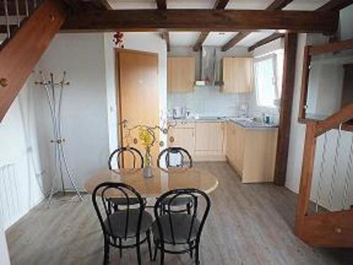 eine Küche mit einem Tisch und Stühlen im Zimmer in der Unterkunft Gîte Découverte Alsace in Kuhlendorf