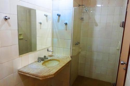 Koupelna v ubytování Hotel Monte Carlo Uberaba - Próximo ao Hospital UFTM , Hospital Dr Hélio Angotti e Hospital Regional Uberaba
