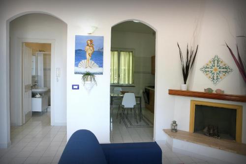 salon z niebieską kanapą i kominkiem w obiekcie Positano Holidays w mieście Positano